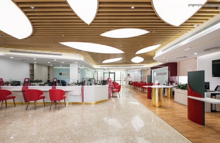 khu vực chờ cạnh các quầy giao dịch có ghế ngồi tựa lưng