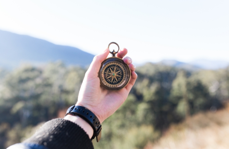 sử dụng la bàn để xác định hướng