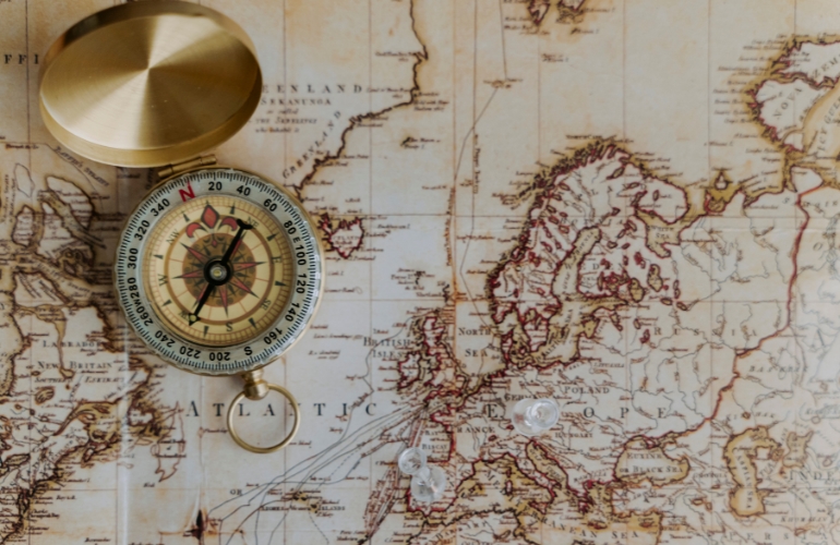 dựa vào các ký hiệu trên bản đồ để xác định hướng